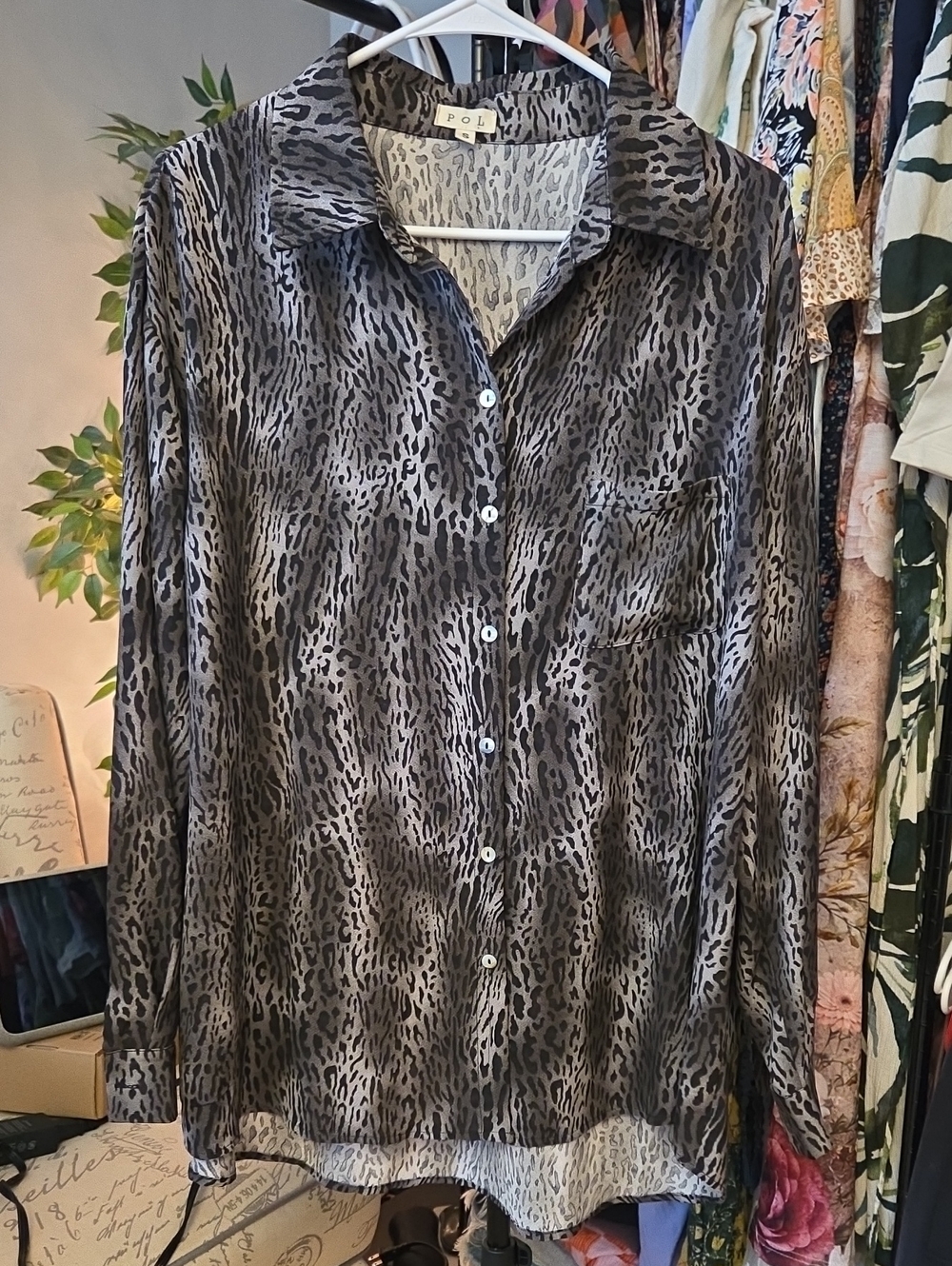 POL Black and Gray Animal Print Button-Down Shirt Size S